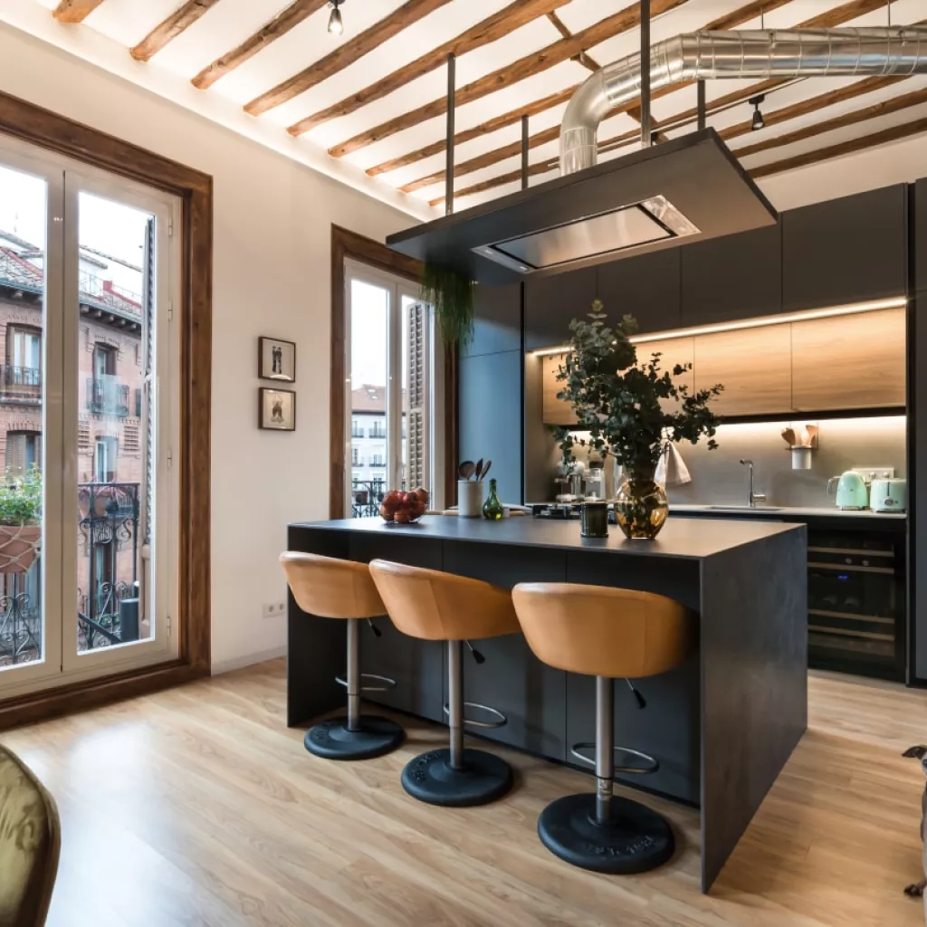 Cocina Santos gris con isla central abierta al salón