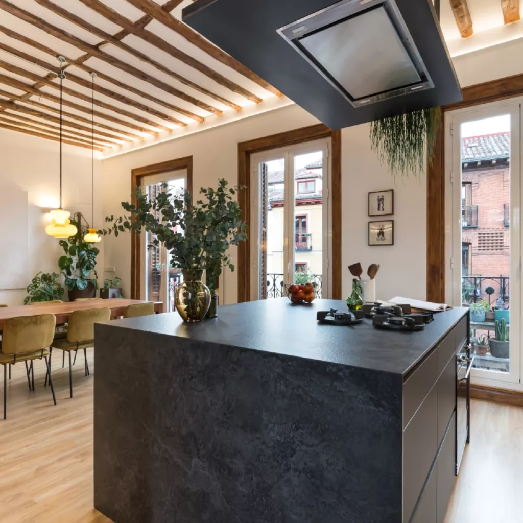 Cocina Santos gris con isla central abierta al salón