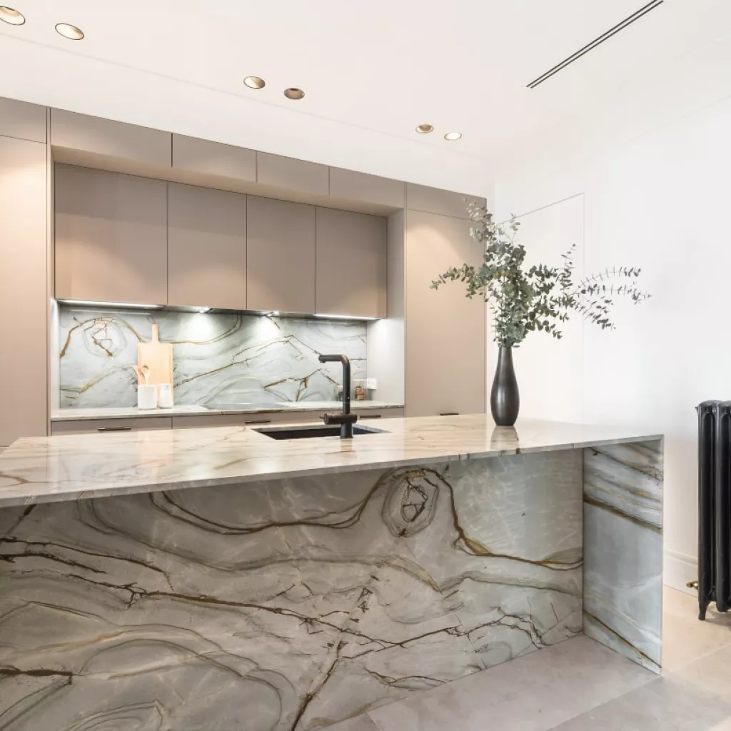 Cocina Santos gris con isla y encimera cuarcita