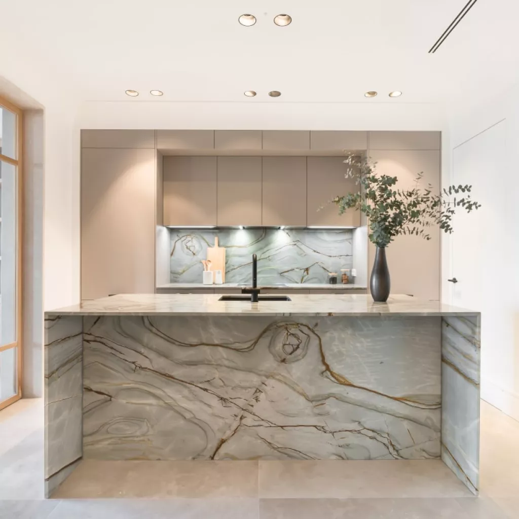 Cocina Santos gris con isla y encimera cuarcita