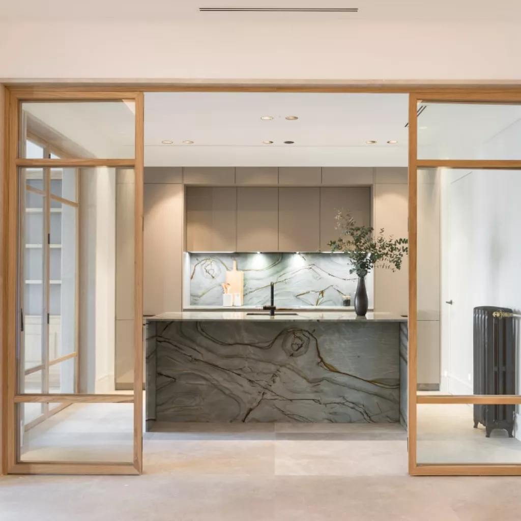 Cocina Santos gris con isla y encimera de cuarcita Rarestone