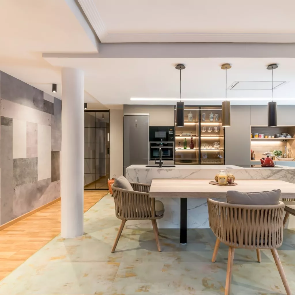 Cocina Santos gris con mesa y sillas Kave Home