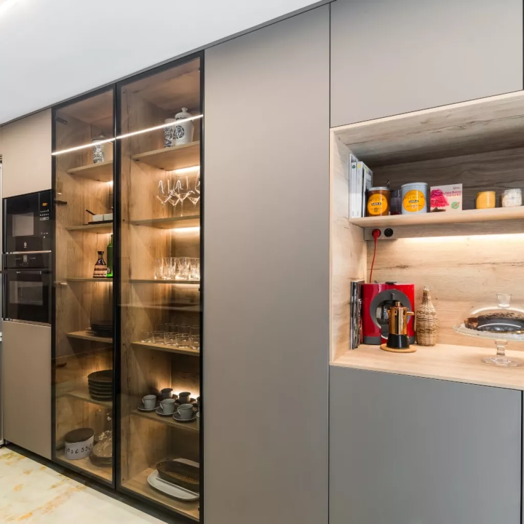 Cocina Santos gris frente columnas, vitrina y desayunador