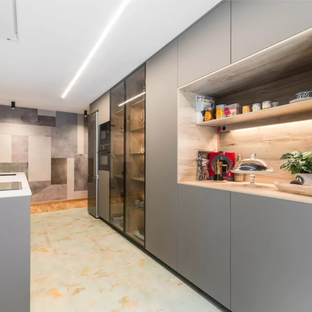 Cocina Santos gris frente columnas