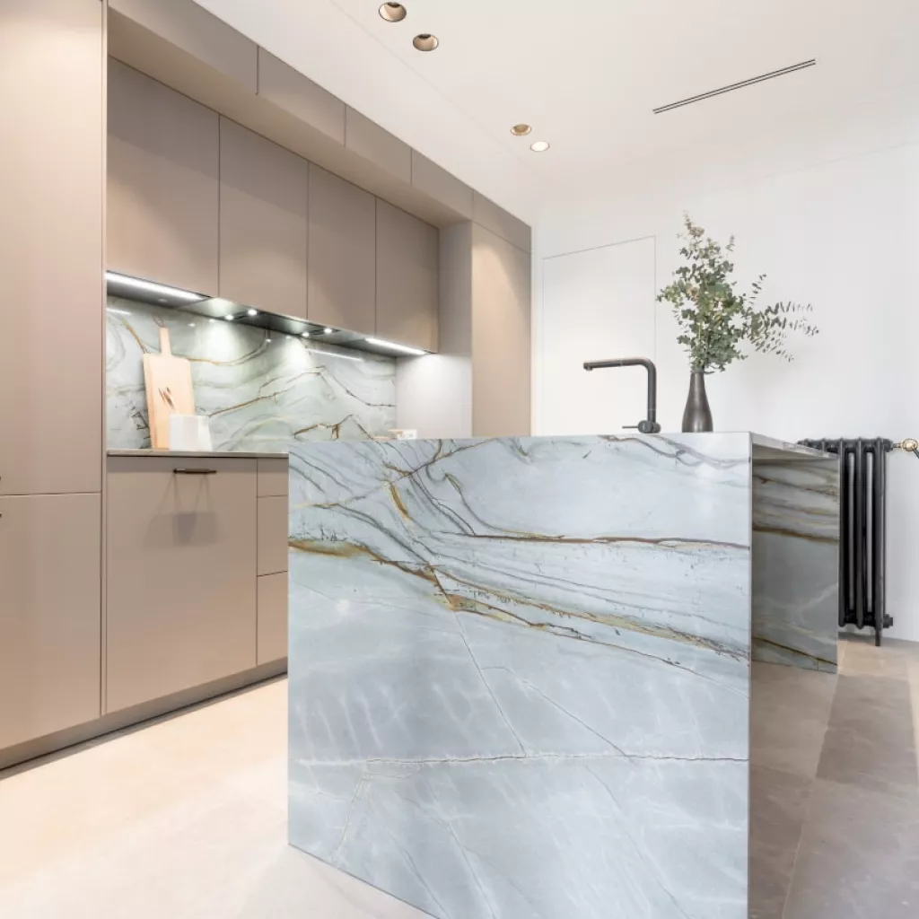 Cocina Santos gris frente de muebles isla central