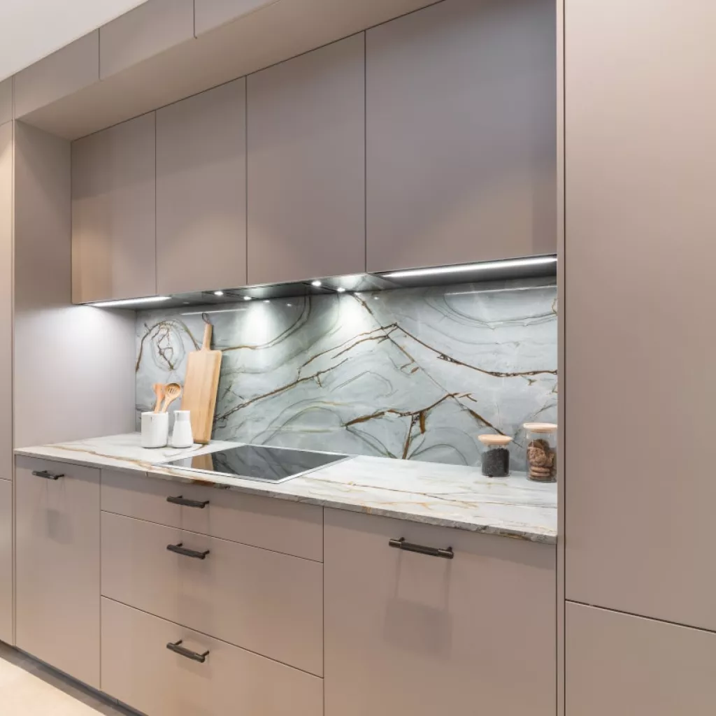 Cocina Santos gris frente con muebles bajos, altos y columnas