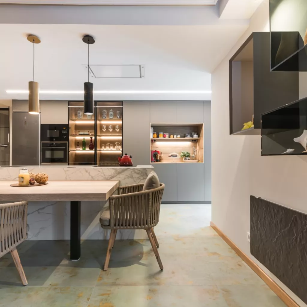 Cocina Santos gris con sillas Kave Home