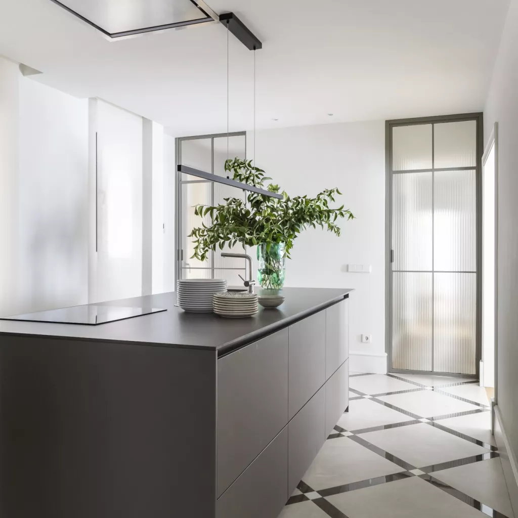 Cocina Santos Serie Fine en Gris Visón con isla central y encimera Silk de Inalco