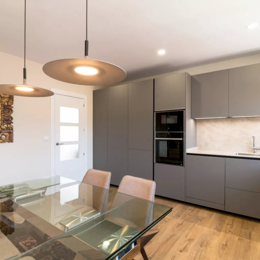 Cocina Santos gris y encimera Techlam