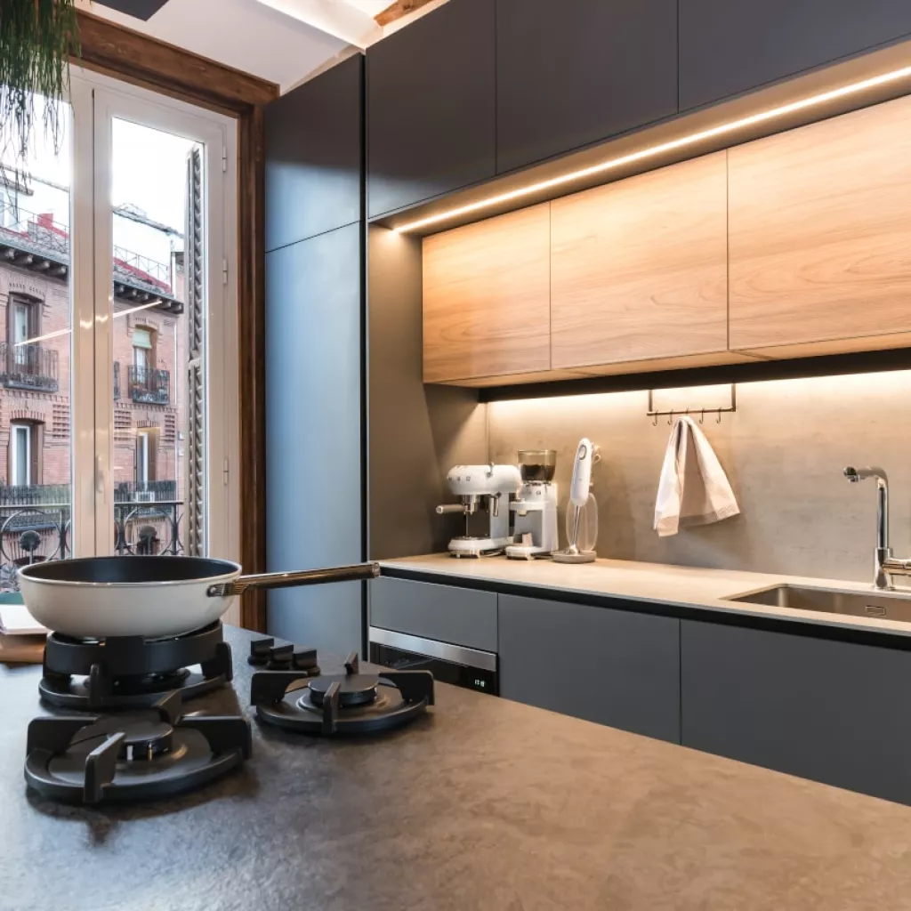 Cocina Santos gris y olmo con fuegos integrados en isla central