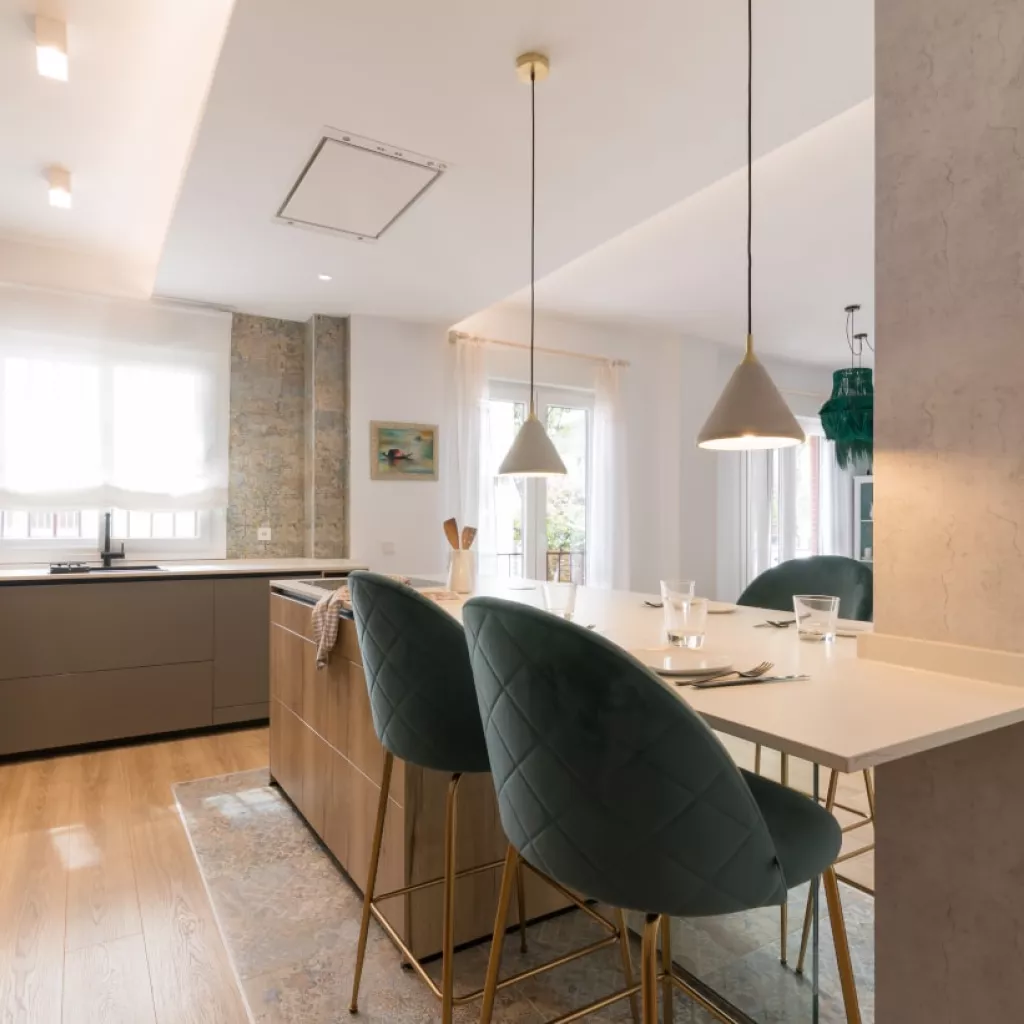 Cocina Santos gris y roble abierta al salón