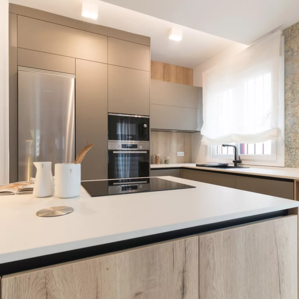 Cocina Santos gris y roble con encimera white natural