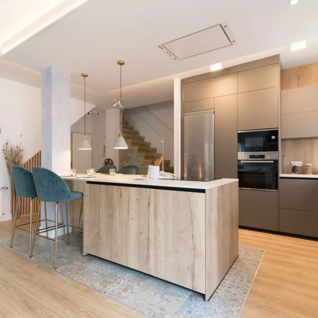 Cocina Santos gris y roble con península abierta al salón