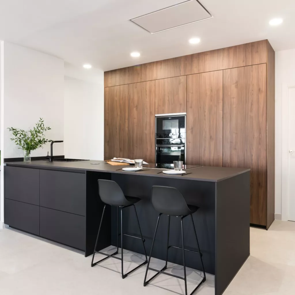 Cocina Santos isla negra y frente columnas nogal