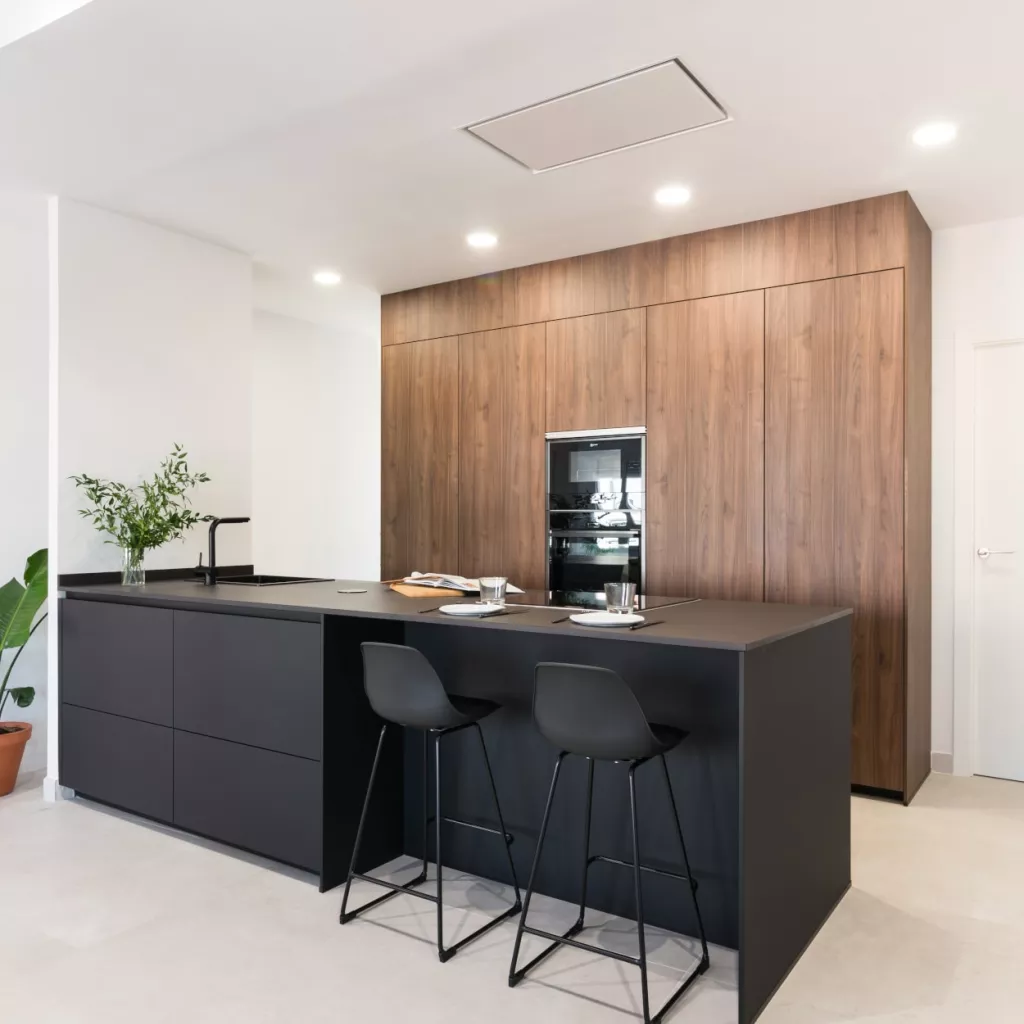 Cocina Santos isla negra y frente columnas nogal