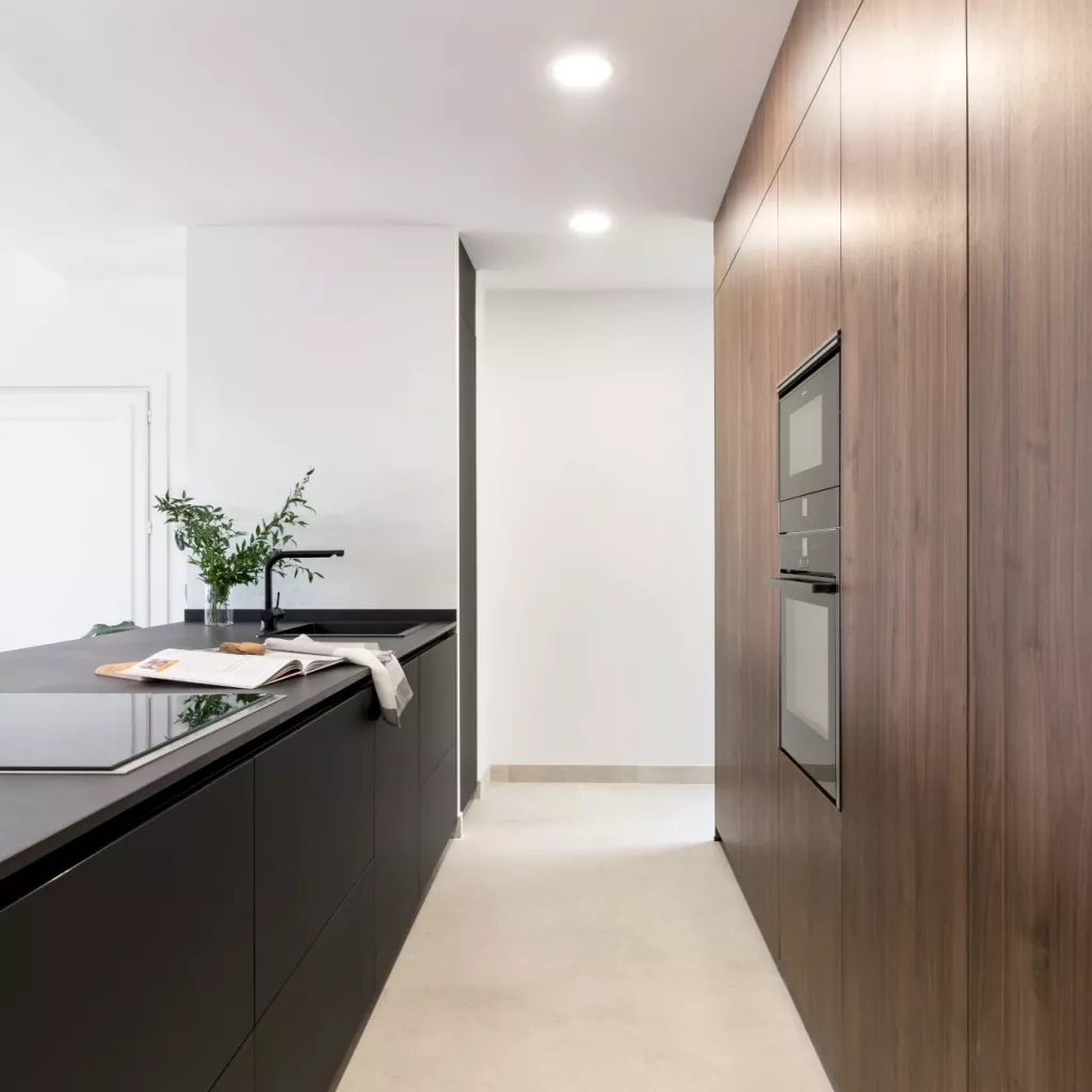 Cocina Santos isla negra y frente columnas nogal