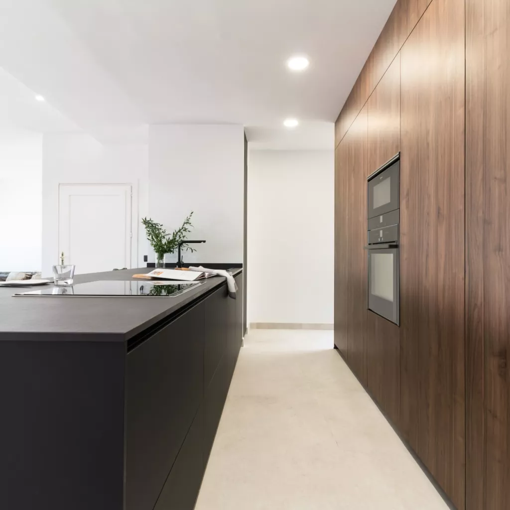 Cocina Santos isla negra y frente columnas nogal