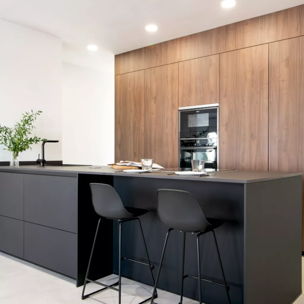 Cocina Santos isla negra y frente nogal