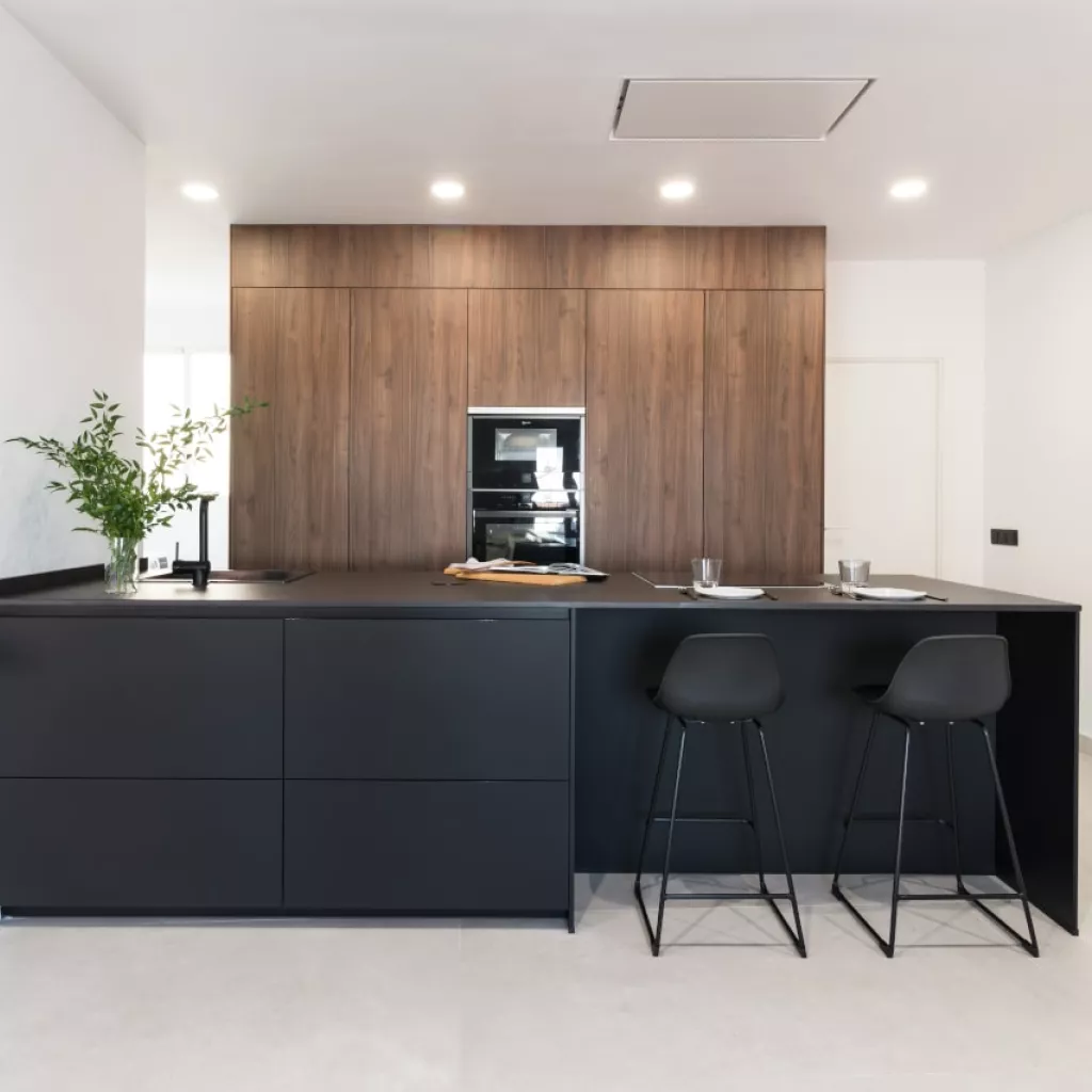 Cocina Santos isla negra y frente nogal