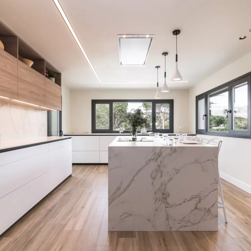 Cocina Santos con muebles altos, bajos y columnas