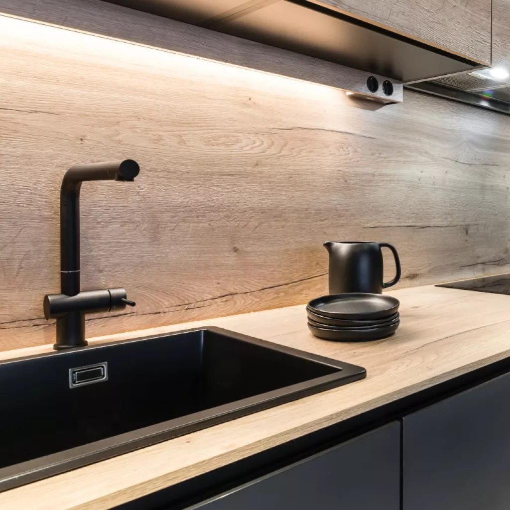 Cocina Santos negra con encimera color roble