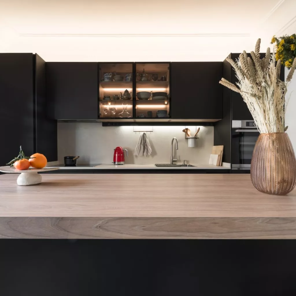 Cocina Santos negra con encimera isla olmo claro