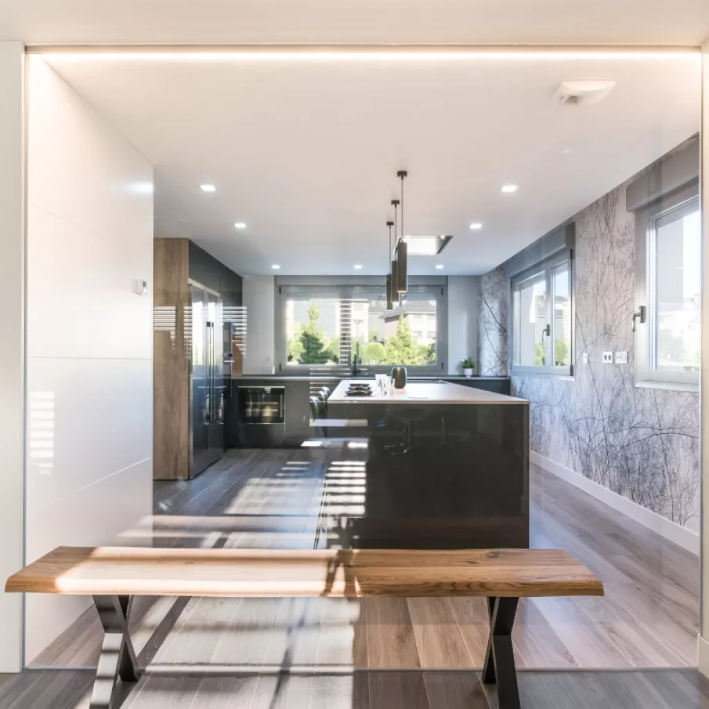 Cocina Santos negra con isla Silestone