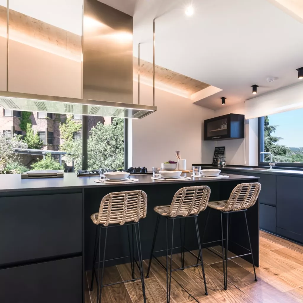 Cocina Santos negra con isla y encimera