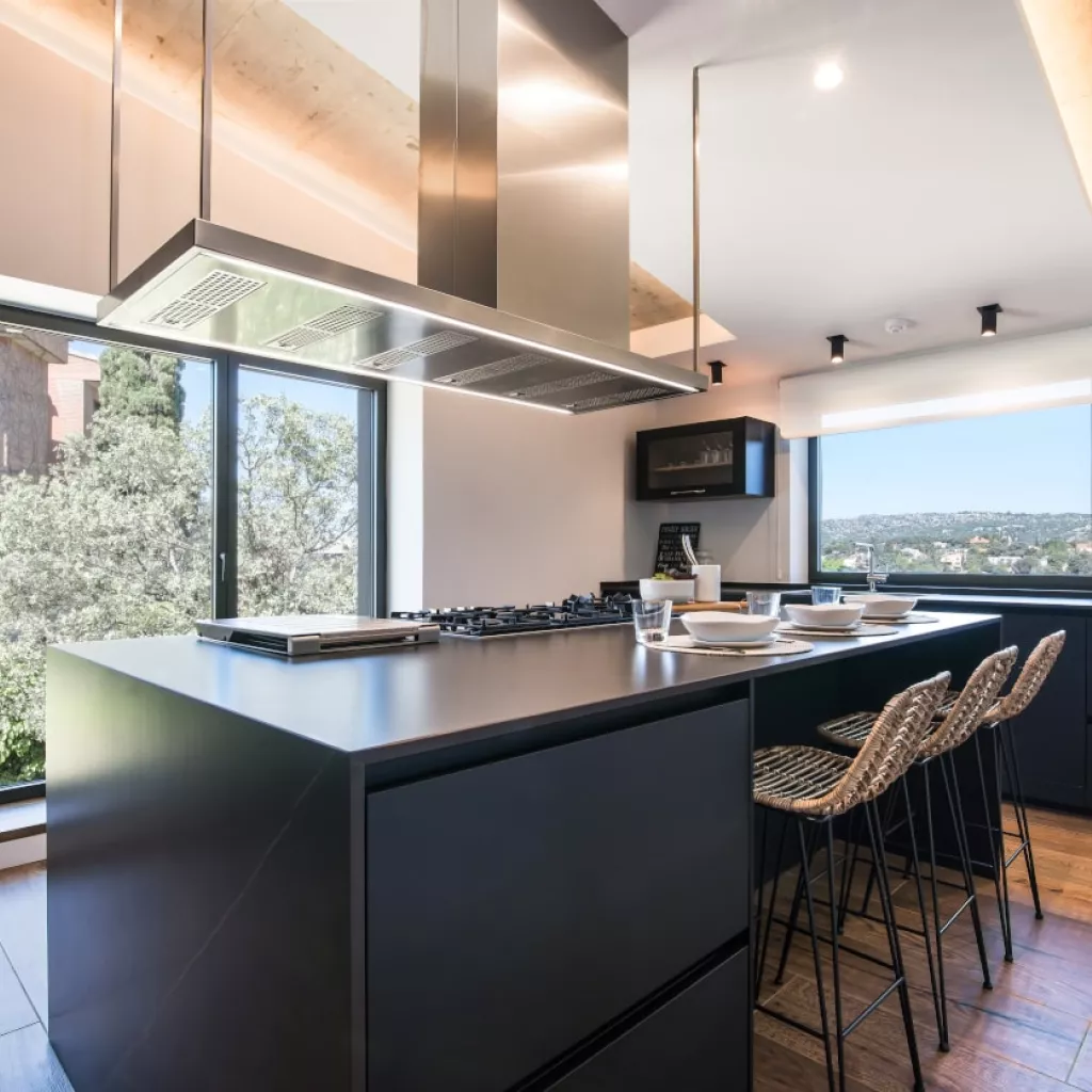 Cocina Santos negra con isla y encimera