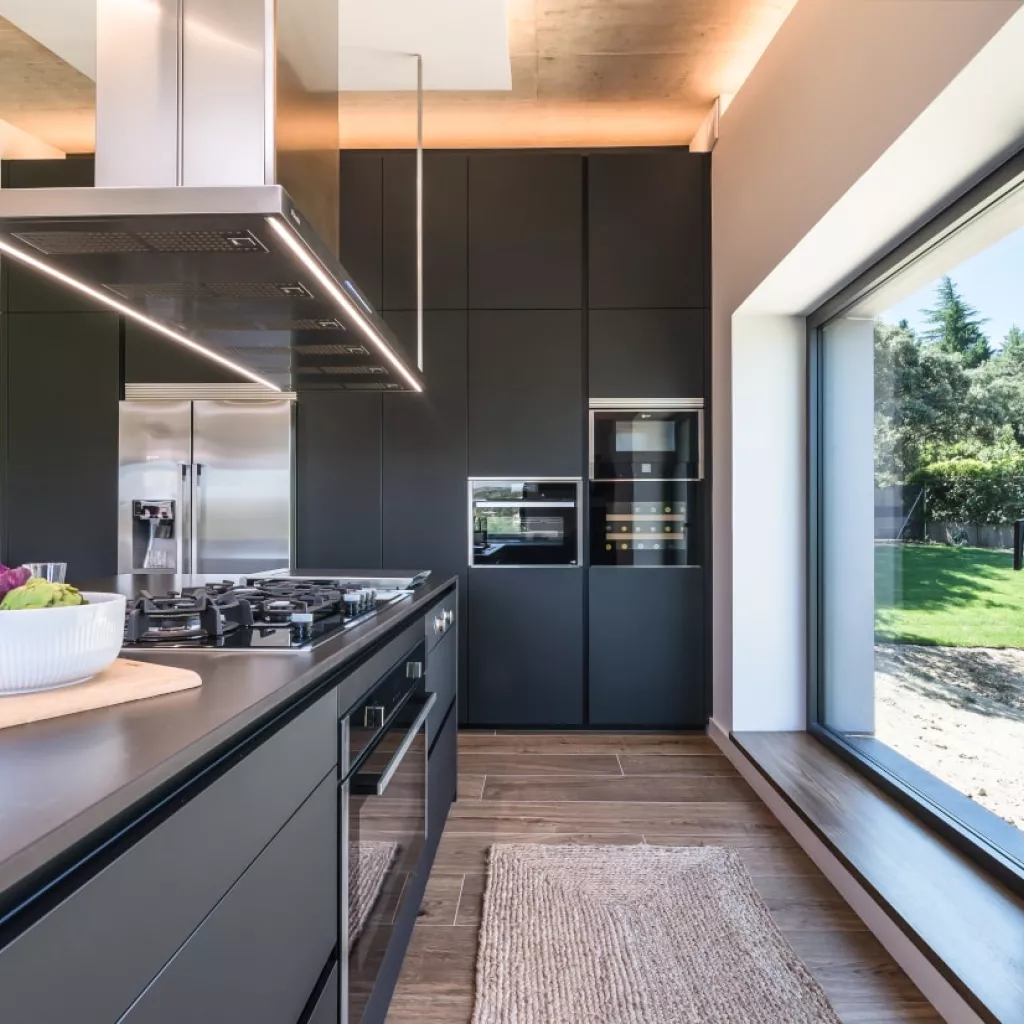 Cocina Santos negra con isla y encimera