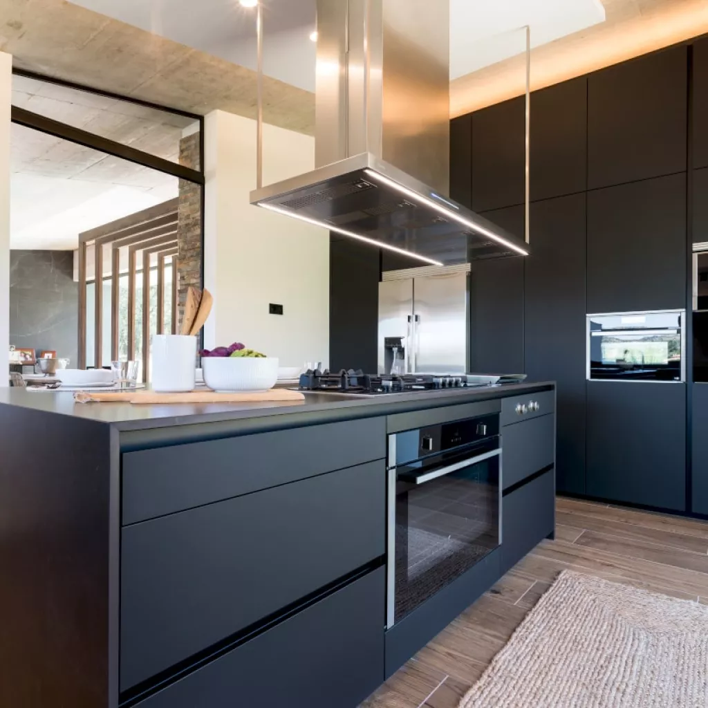 Cocina Santos negra con isla y encimera Neolith
