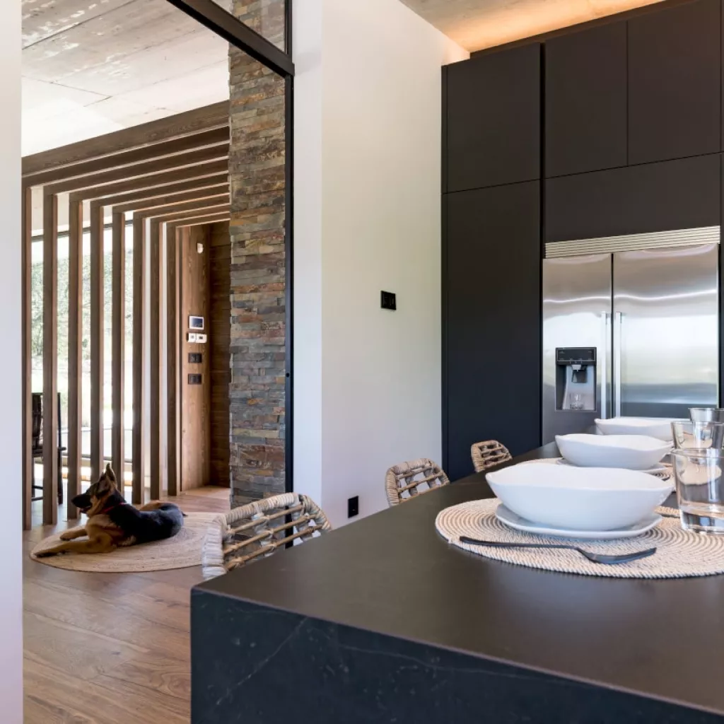 Cocina Santos negra con isla y encimera Neolith