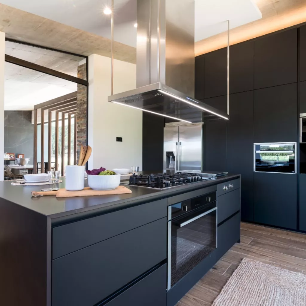 Cocina Santos negra con isla y encimera Neolith Calatorao