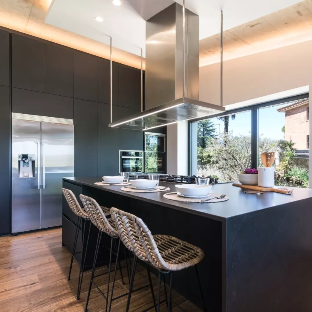 Cocina Santos negra con isla y encimera Neolith