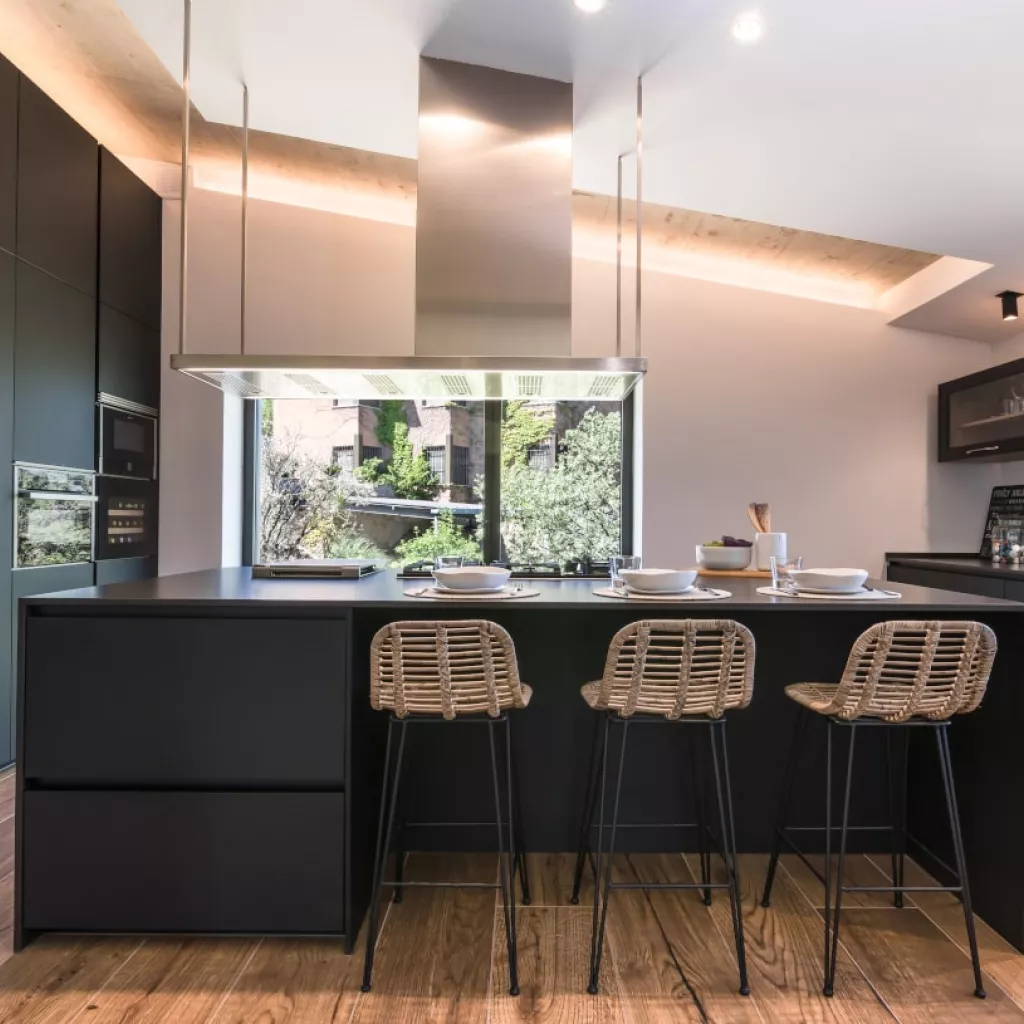 Cocina Santos negra con isla y encimera