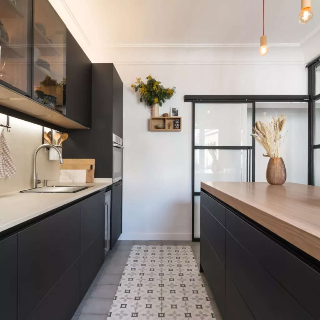 Cocina Santos negra con puertas correderas cristal