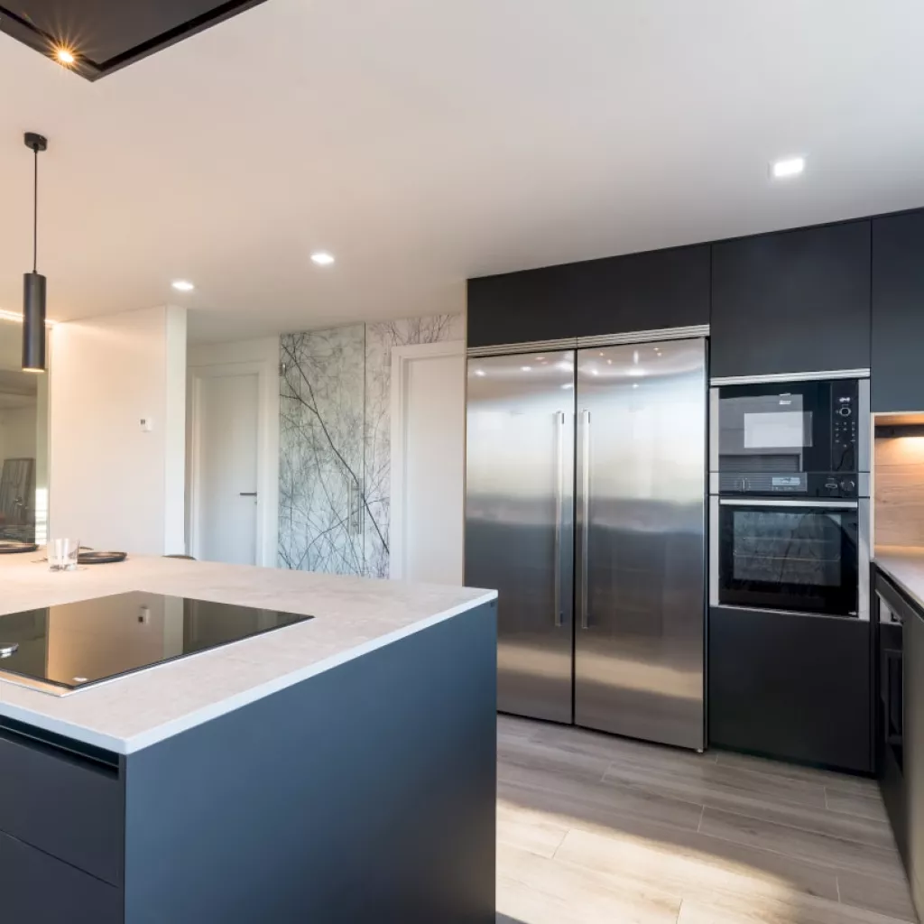 Cocina Santos negra frente columna electrodomesticos 