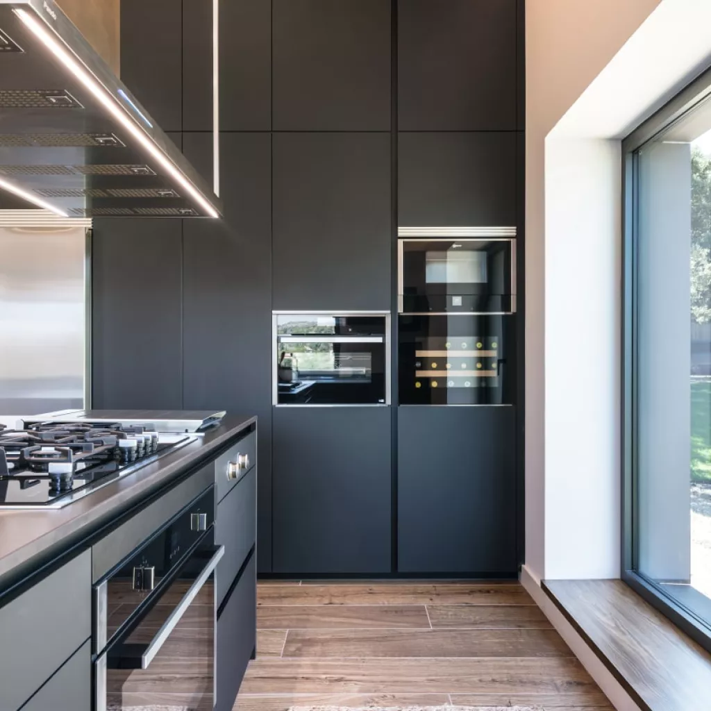 Cocina Santos negra frente columnas