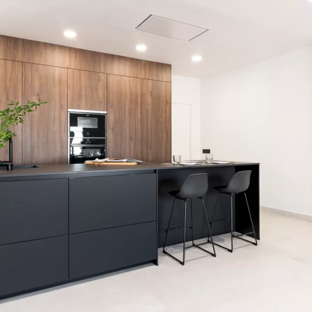 Cocina Santos negra y nogal con isla