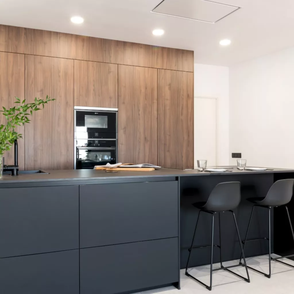 Cocina Santos negra y nogal con isla