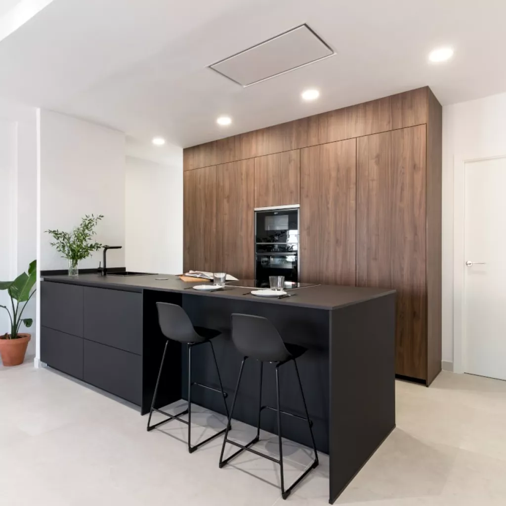 Cocina Santos negra y nogal con isla