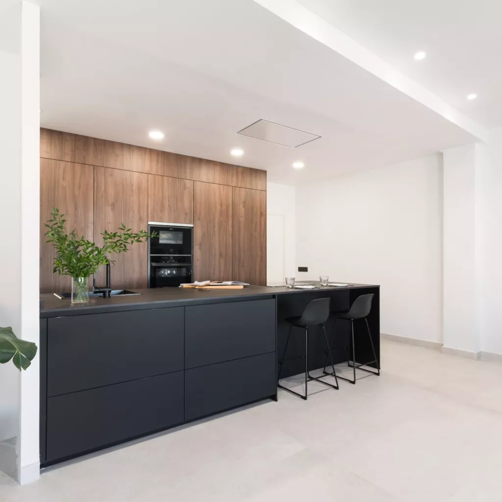 Cocina Santos negra y nogal con isla