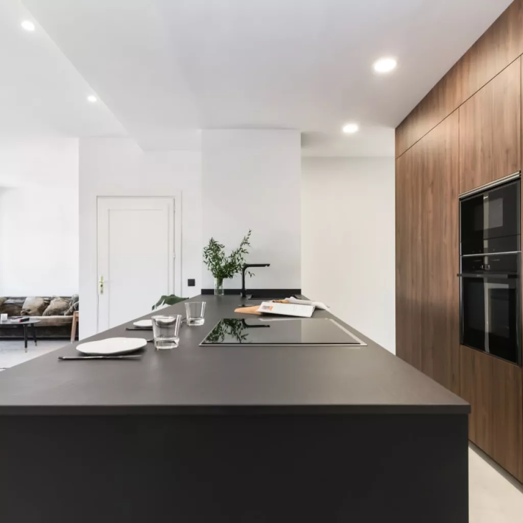 Cocina Santos negra y nogal con isla abierta al salón