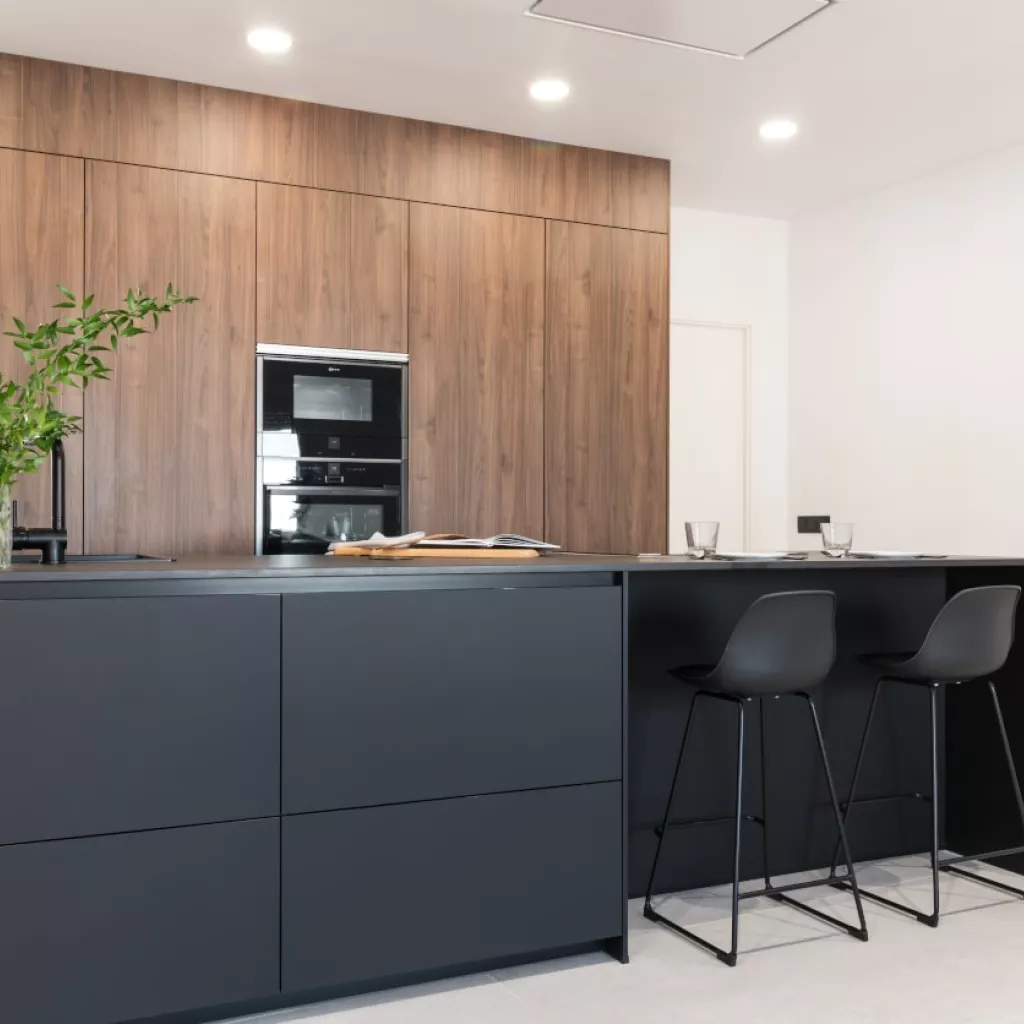 Cocina Santos negra y nogal con isla y zona barra