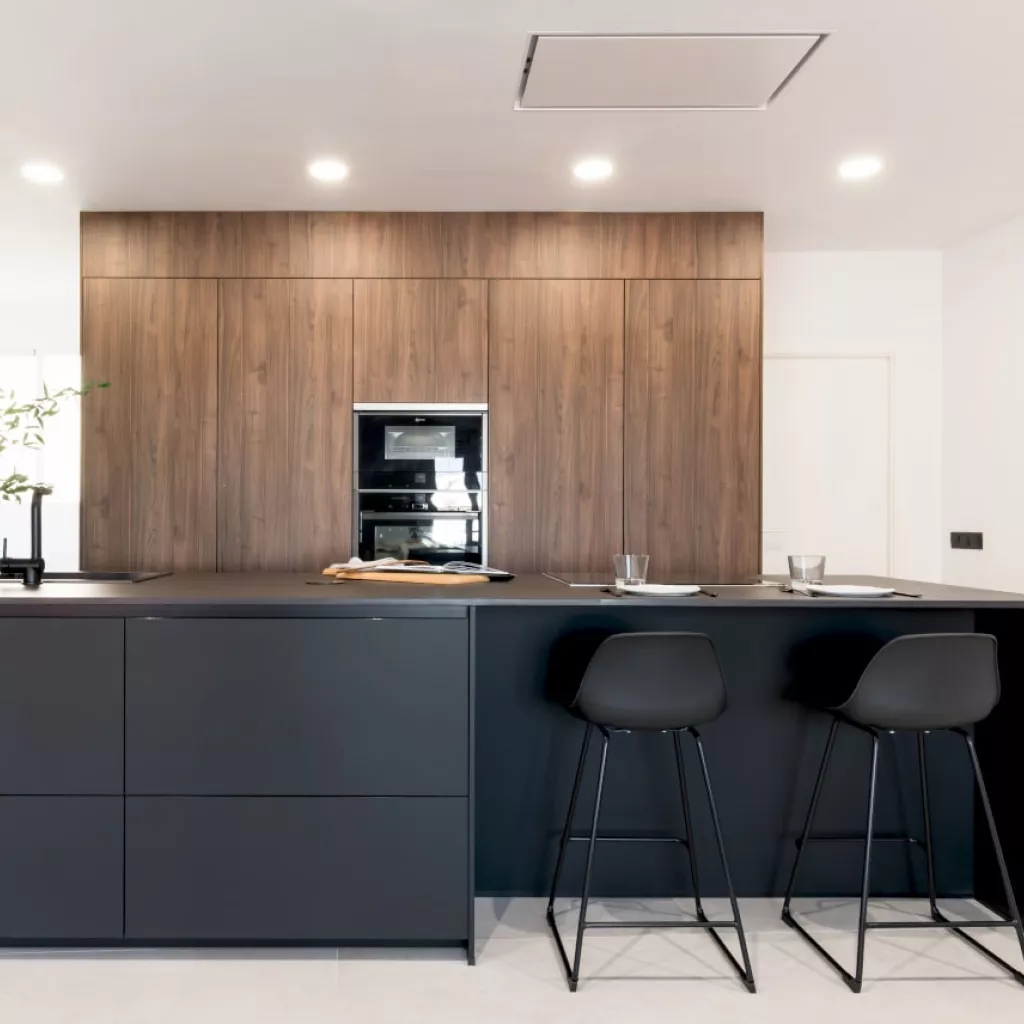 Cocina Santos negra y nogal con isla