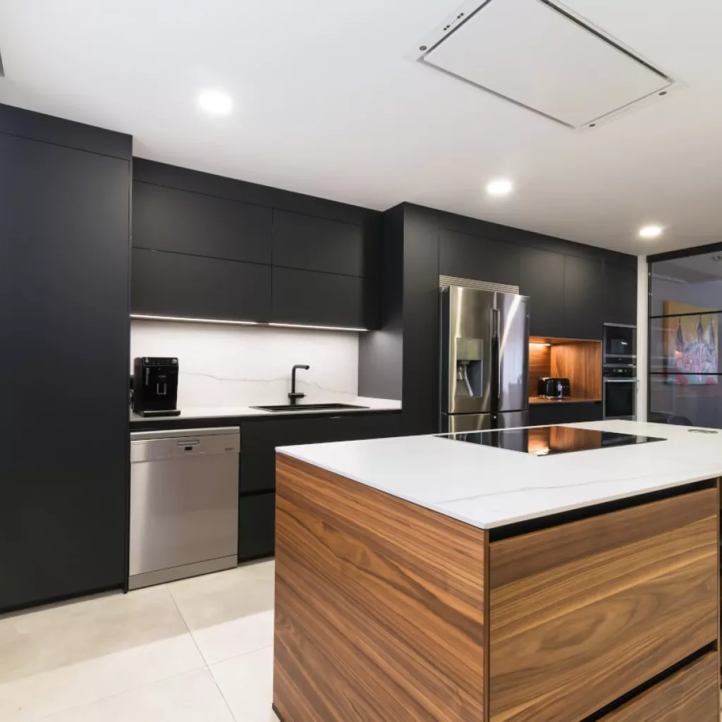 Cocina Santos negra y nogal con isla