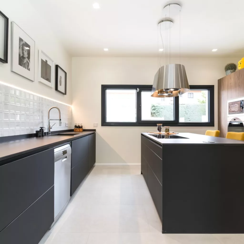 Cocina Santos negra y roble con columnas muebles bajos e isla