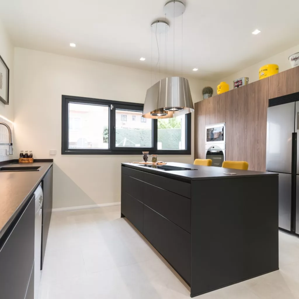 Cocina Santos negra y roble con isla