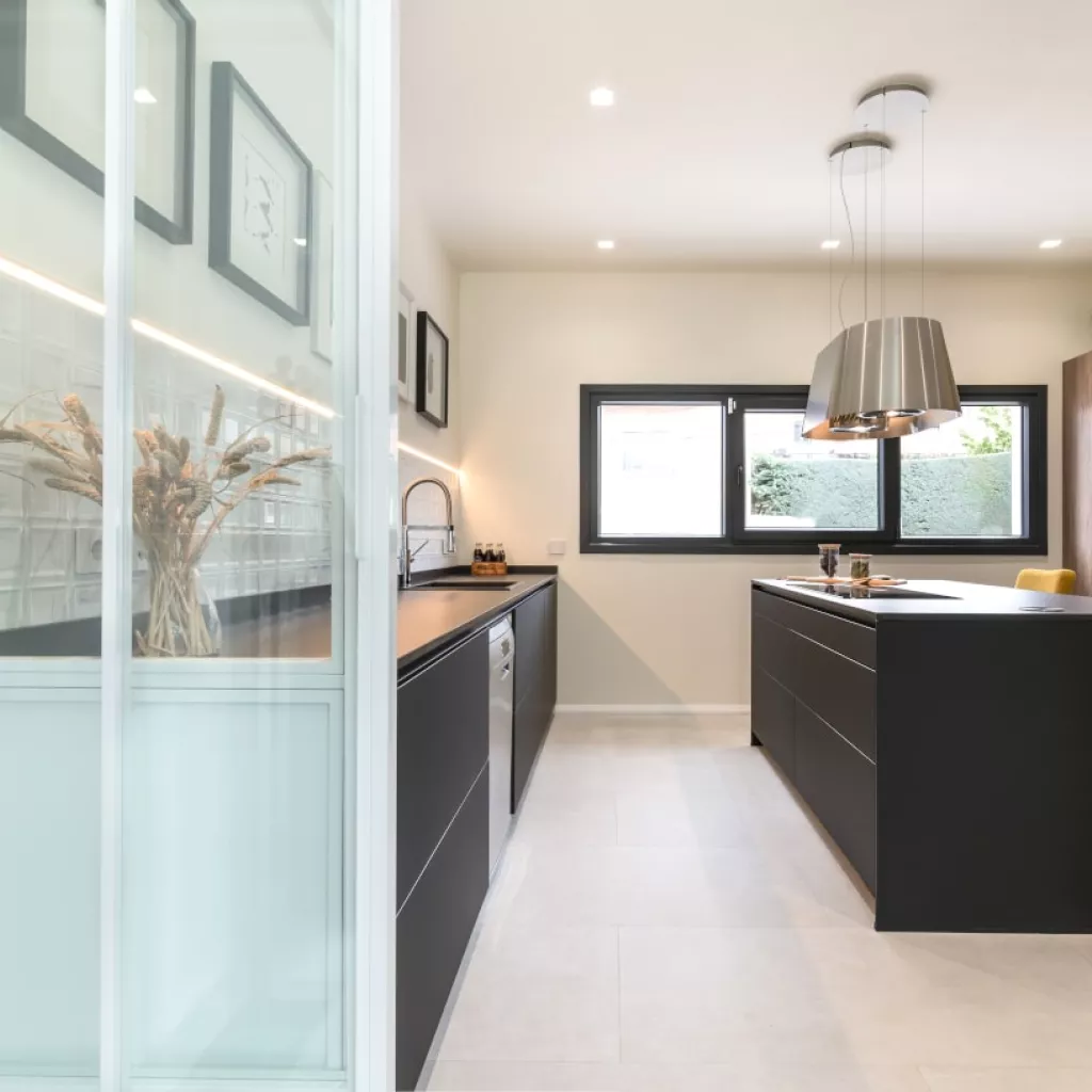 Cocina Santos negra y roble con isla