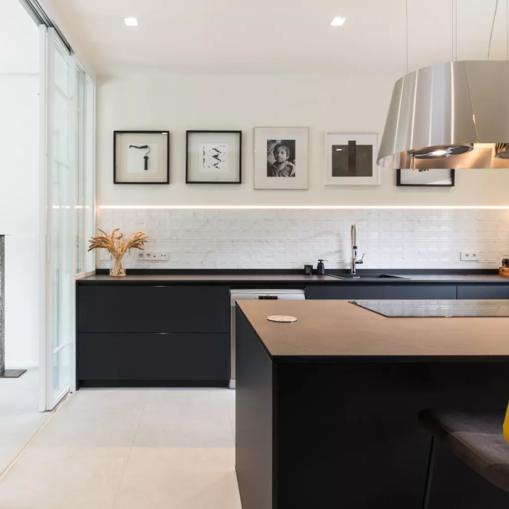 Cocina Santos negra y roble con isla